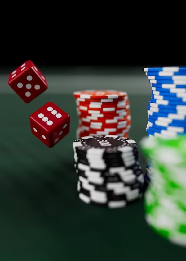 Domino QQ table selection screen showing stakes and player counts
